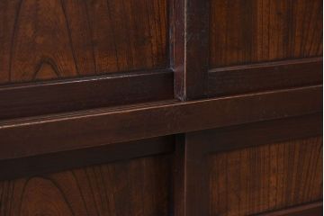 アンティーク家具　脚付き!組子入り引き戸のアンティーク収納棚