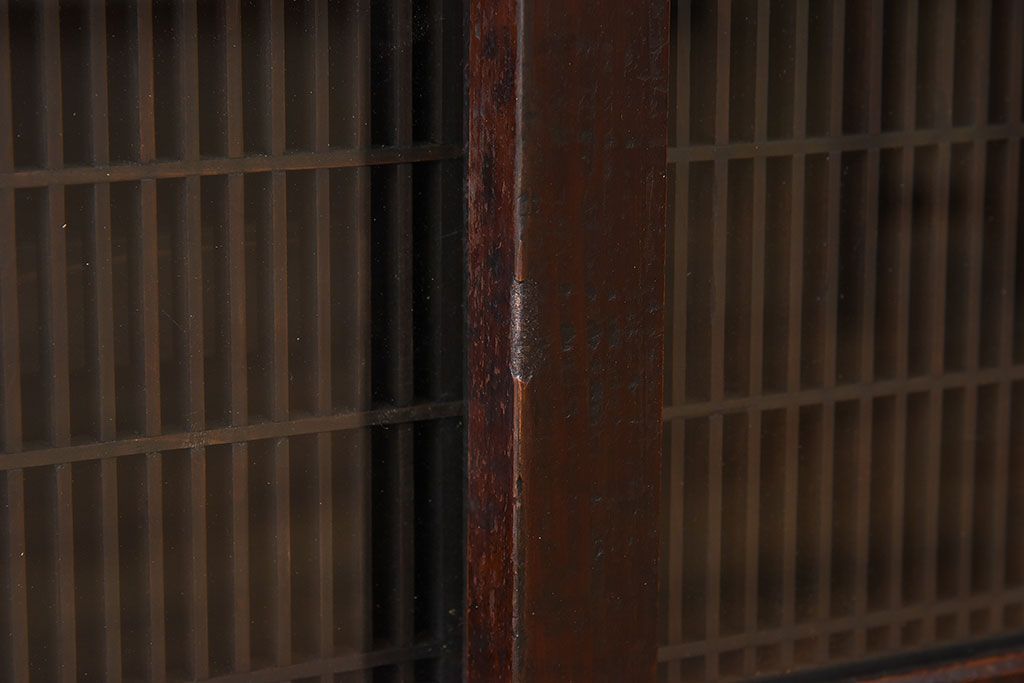 アンティーク家具　脚付き!組子入り引き戸のアンティーク収納棚