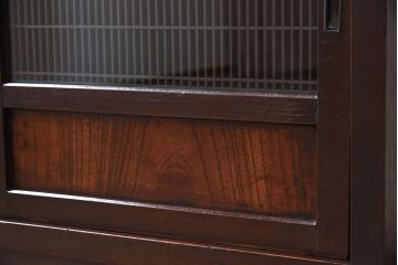 アンティーク家具　脚付き!組子入り引き戸のアンティーク収納棚