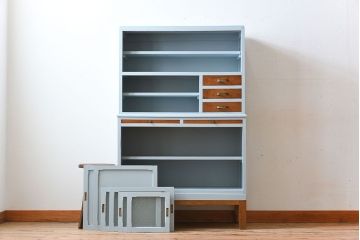 アンティーク家具　作業台付き!ダイヤガラス引き戸の小ぶりなアンティーク脚付き食器棚