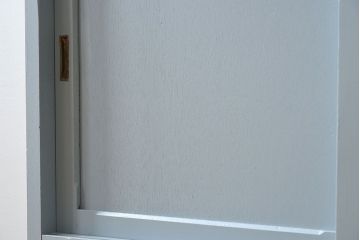 アンティーク家具　作業台付き!ダイヤガラス引き戸の小ぶりなアンティーク脚付き食器棚