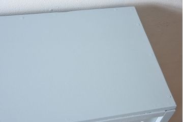 アンティーク家具　作業台付き!ダイヤガラス引き戸の小ぶりなアンティーク脚付き食器棚