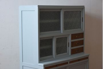 アンティーク家具　作業台付き!ダイヤガラス引き戸の小ぶりなアンティーク脚付き食器棚