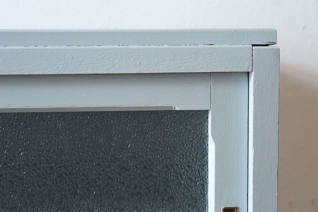 アンティーク家具　作業台付き!ダイヤガラス引き戸の小ぶりなアンティーク脚付き食器棚