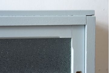 アンティーク家具　作業台付き!ダイヤガラス引き戸の小ぶりなアンティーク脚付き食器棚