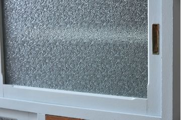 アンティーク家具　作業台付き!ダイヤガラス引き戸の小ぶりなアンティーク脚付き食器棚