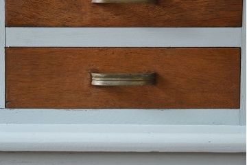 アンティーク家具　作業台付き!ダイヤガラス引き戸の小ぶりなアンティーク脚付き食器棚