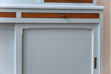 アンティーク家具　作業台付き!ダイヤガラス引き戸の小ぶりなアンティーク脚付き食器棚