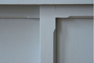 アンティーク家具　作業台付き!ダイヤガラス引き戸の小ぶりなアンティーク脚付き食器棚