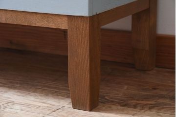 アンティーク家具　作業台付き!ダイヤガラス引き戸の小ぶりなアンティーク脚付き食器棚