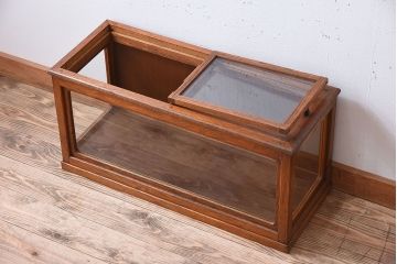 アンティーク家具　天井蓋付き!古いタモ材製の小ぶりなアンティークガラスケース