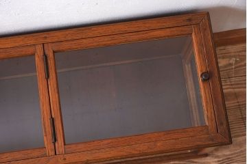 アンティーク家具　天井蓋付き!古いタモ材製の小ぶりなアンティークガラスケース