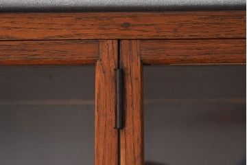 アンティーク家具　天井蓋付き!古いタモ材製の小ぶりなアンティークガラスケース