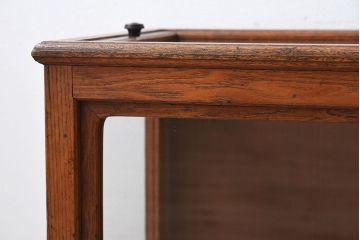 アンティーク家具　天井蓋付き!古いタモ材製の小ぶりなアンティークガラスケース