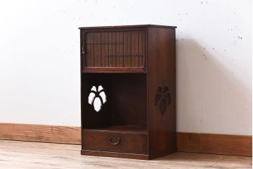 アンティーク家具　桑材製　透かし彫り　上品な意匠の小さなアンティーク収納棚
