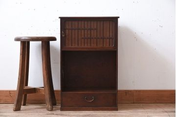 アンティーク家具　桑材製　透かし彫り　上品な意匠の小さなアンティーク収納棚