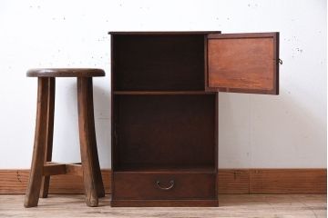 アンティーク家具　桑材製　透かし彫り　上品な意匠の小さなアンティーク収納棚