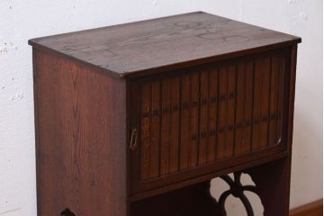 アンティーク家具　桑材製　透かし彫り　上品な意匠の小さなアンティーク収納棚