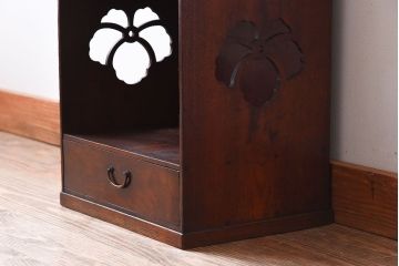 アンティーク家具　桑材製　透かし彫り　上品な意匠の小さなアンティーク収納棚