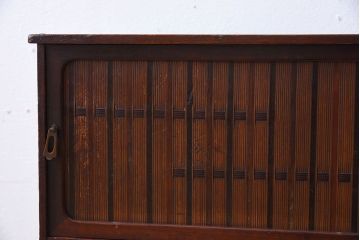 アンティーク家具　桑材製　透かし彫り　上品な意匠の小さなアンティーク収納棚