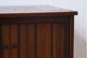 アンティーク家具　桑材製　透かし彫り　上品な意匠の小さなアンティーク収納棚