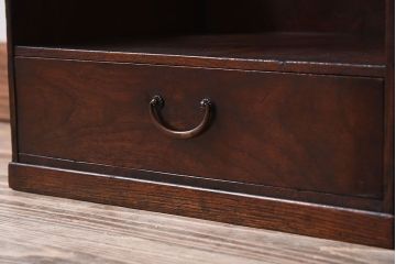 アンティーク家具　桑材製　透かし彫り　上品な意匠の小さなアンティーク収納棚