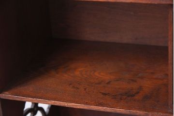 アンティーク家具　桑材製　透かし彫り　上品な意匠の小さなアンティーク収納棚