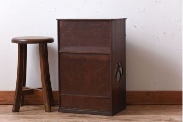 アンティーク家具　桑材製　透かし彫り　上品な意匠の小さなアンティーク収納棚