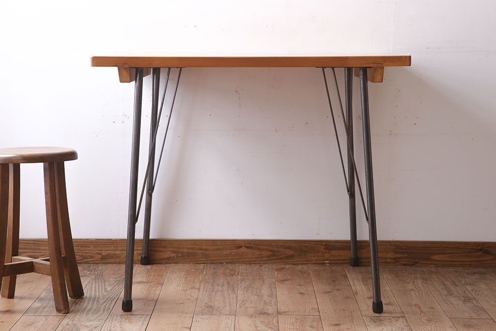 アンティーク家具　天板檜材　アンティーク　シンプルな鉄脚テーブル