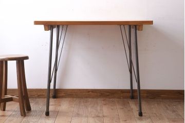 アンティーク家具　天板檜材　アンティーク　シンプルな鉄脚テーブル