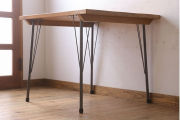 アンティーク家具　天板檜材　アンティーク　シンプルな鉄脚テーブル