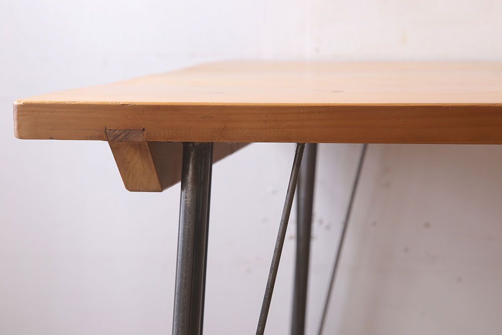 アンティーク家具　天板檜材　アンティーク　シンプルな鉄脚テーブル