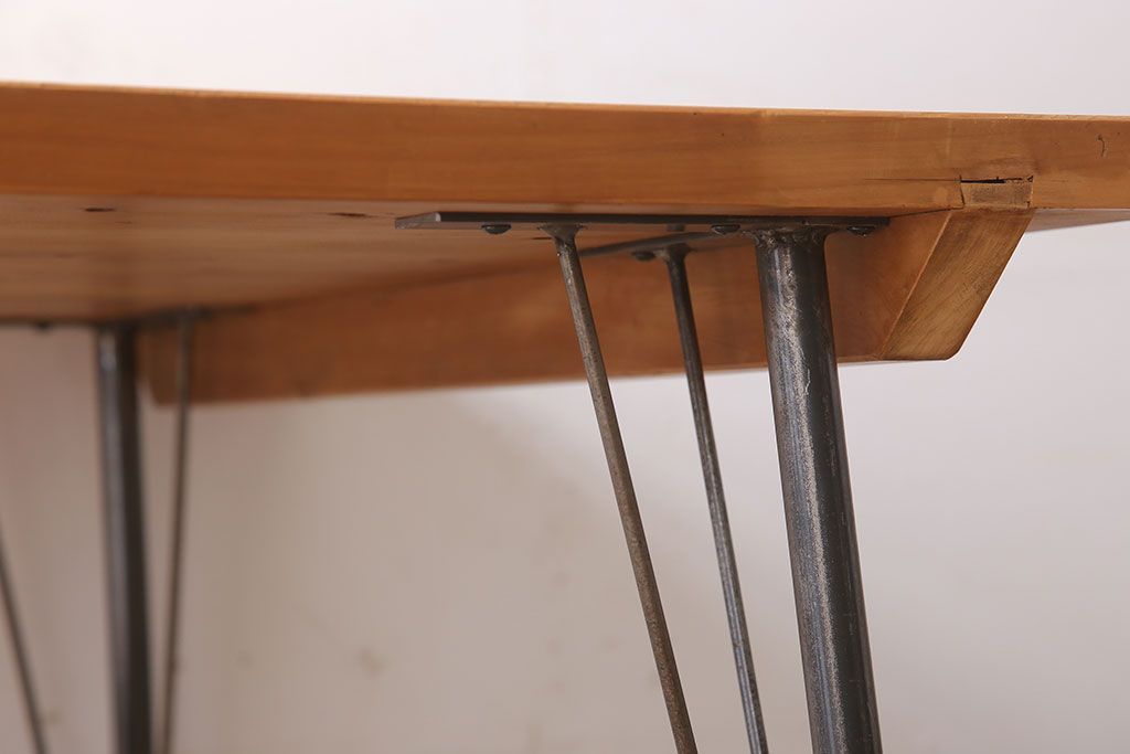 アンティーク家具　天板檜材　アンティーク　シンプルな鉄脚テーブル