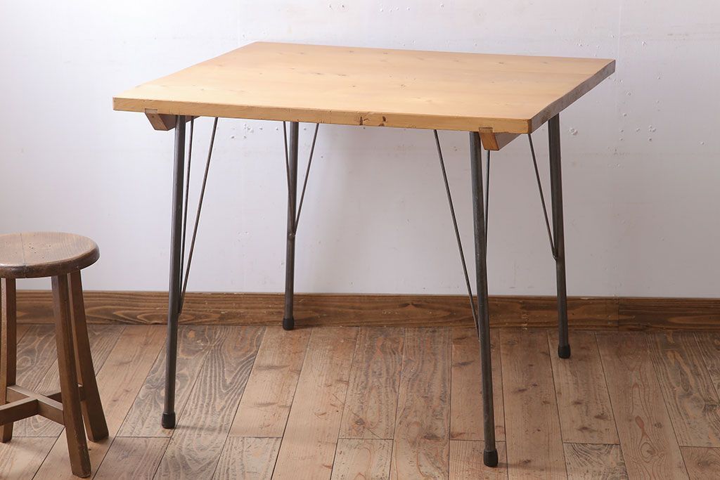 アンティーク家具　天板檜材　アンティーク　シンプルな鉄脚テーブル