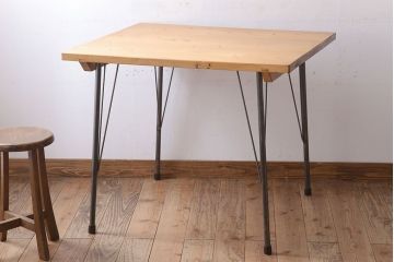 アンティーク家具　天板檜材　アンティーク　シンプルな鉄脚テーブル