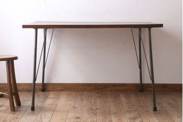 アンティーク家具　天板朴の木材　アンティーク　シンプルな鉄脚テーブル