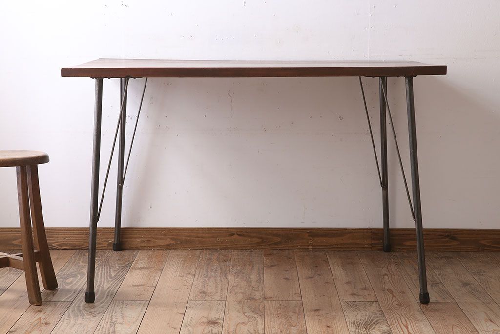 アンティーク家具　天板朴の木材　アンティーク　シンプルな鉄脚テーブル