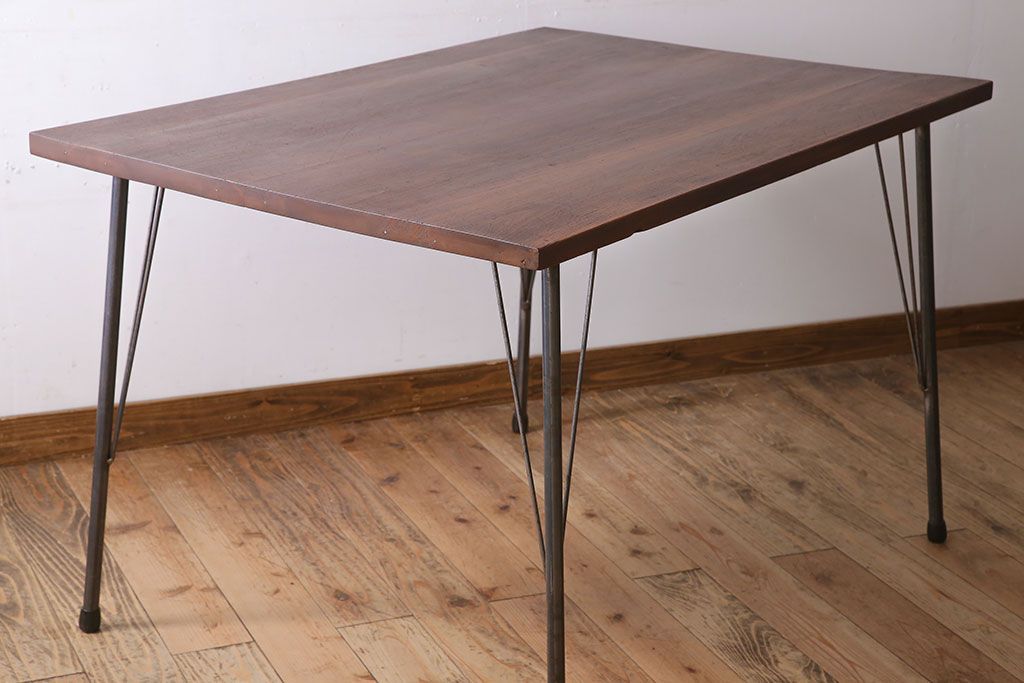 アンティーク家具　天板朴の木材　アンティーク　シンプルな鉄脚テーブル