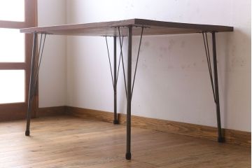 アンティーク家具　天板朴の木材　アンティーク　シンプルな鉄脚テーブル