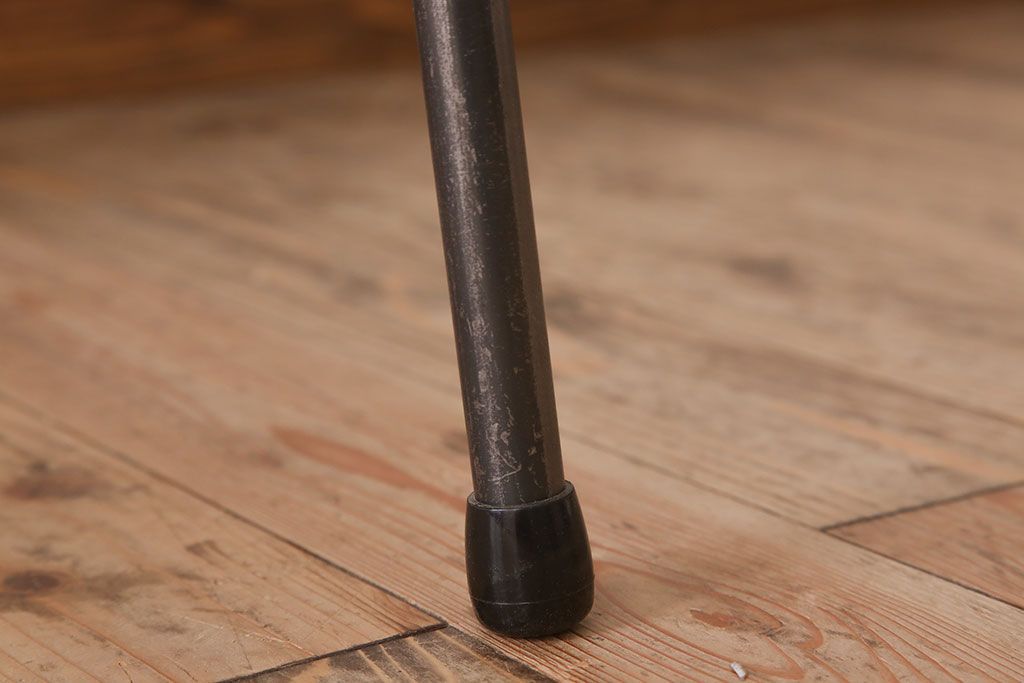 アンティーク家具　天板朴の木材　アンティーク　シンプルな鉄脚テーブル