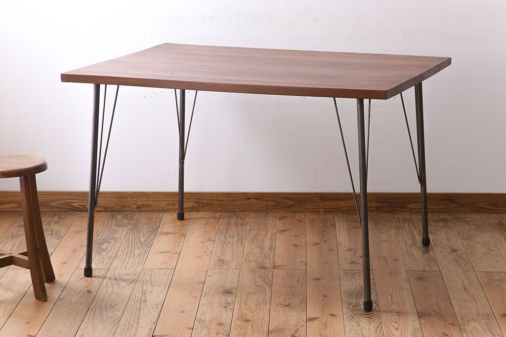 アンティーク家具　天板朴の木材　アンティーク　シンプルな鉄脚テーブル