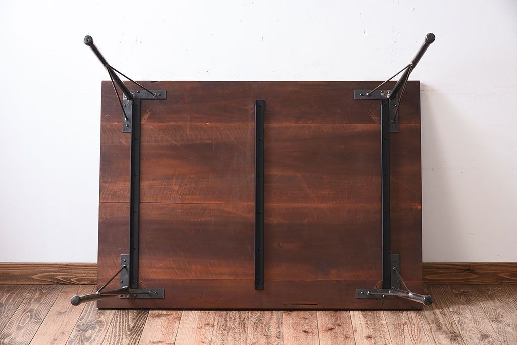 アンティーク家具　天板朴の木材　アンティーク　シンプルな鉄脚テーブル