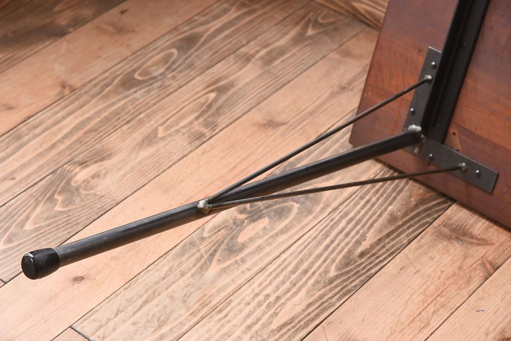 アンティーク家具　天板朴の木材　アンティーク　シンプルな鉄脚テーブル