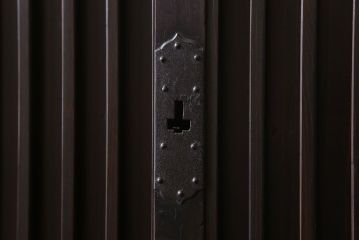アンティーク家具　アンティーク　和モダンスタイル!四尺　縦桟引き戸の重ね水屋箪笥
