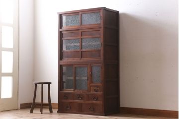 アンティーク家具　前面欅材　結霜ガラス入り!和製アンティークの重ね戸棚(食器棚)