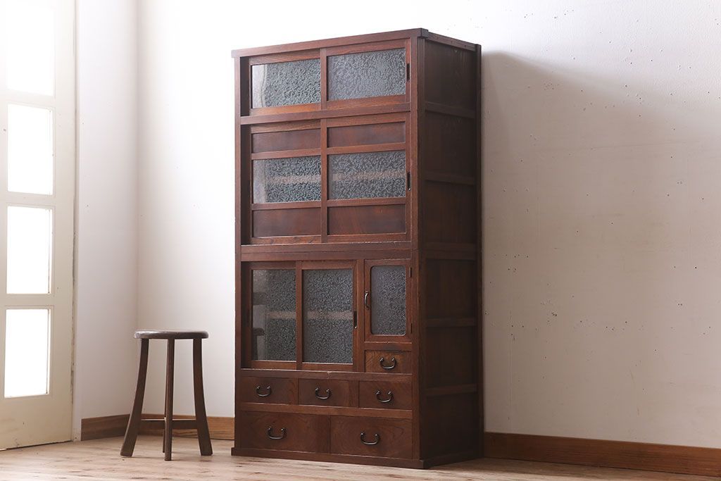 アンティーク家具　前面欅材　結霜ガラス入り!和製アンティークの重ね戸棚(食器棚)