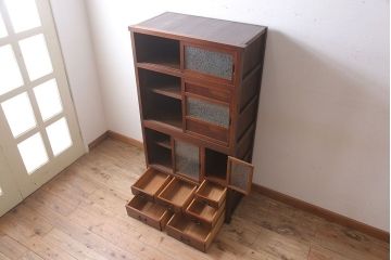 アンティーク家具　前面欅材　結霜ガラス入り!和製アンティークの重ね戸棚(食器棚)