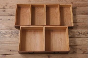 アンティーク家具　前面欅材　結霜ガラス入り!和製アンティークの重ね戸棚(食器棚)