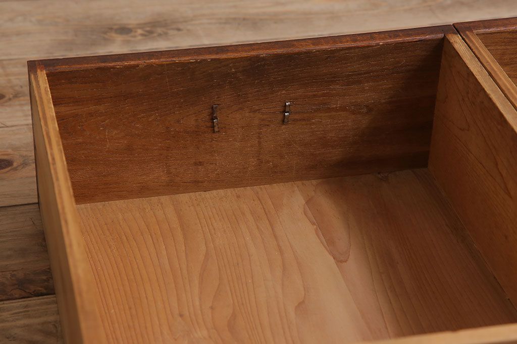 アンティーク家具　前面欅材　結霜ガラス入り!和製アンティークの重ね戸棚(食器棚)