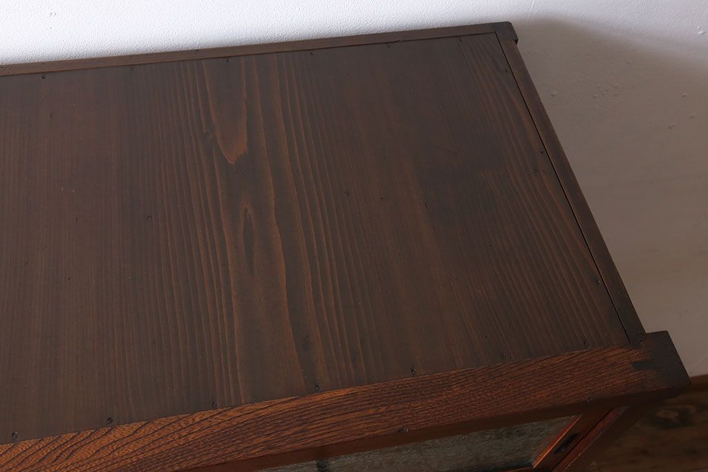 アンティーク家具　前面欅材　結霜ガラス入り!和製アンティークの重ね戸棚(食器棚)